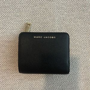 Marc Jacobs Topstitched Compact Zip Wallet in Black